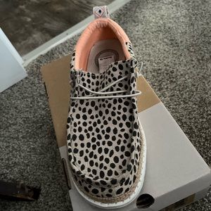 Size 8 women’s hey dudes